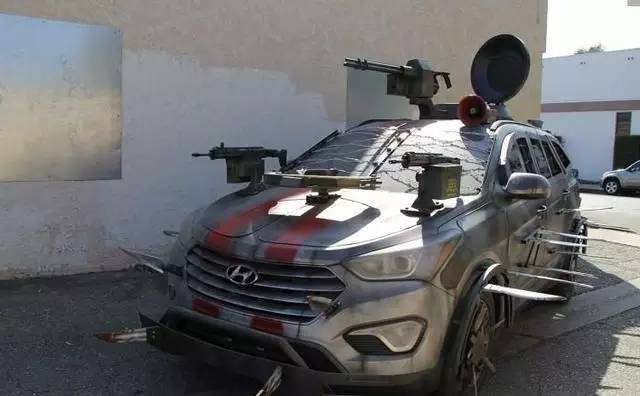 现代变身丧尸车开出街吓死人