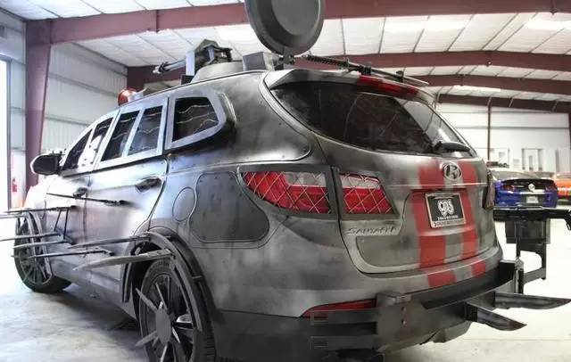 现代变身丧尸车开出街吓死人